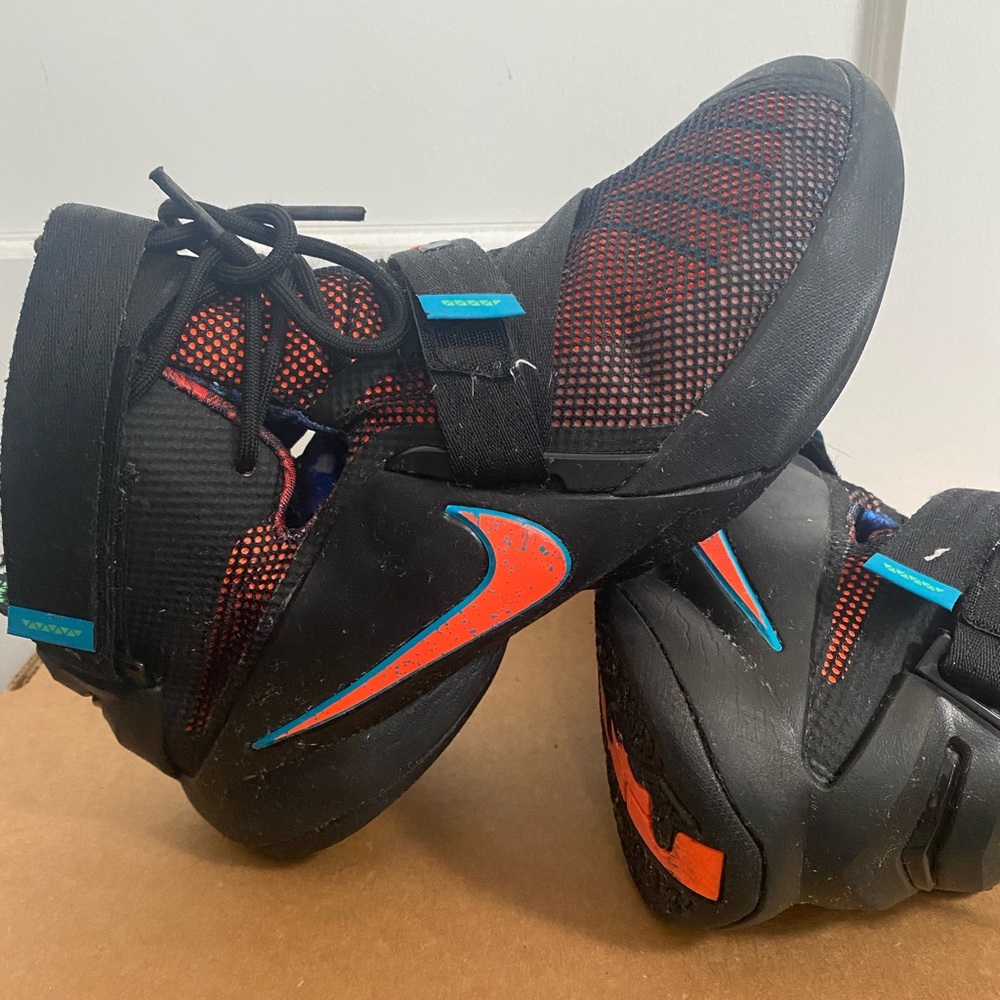 Lebron James Nike youth size 6 basketball sneaker